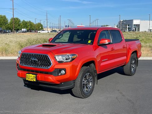 Used 2018 Toyota Tacoma TRD Sport w/ Technology Package AWD/4WD image 15