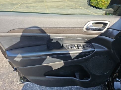 Used 2018 Jeep Grand Cherokee Altitude AWD/4WD image 19