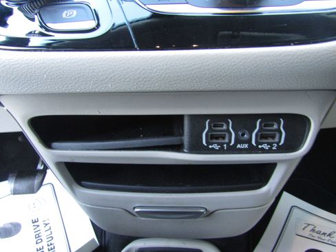 Used 2022 Chrysler Voyager LX image 16