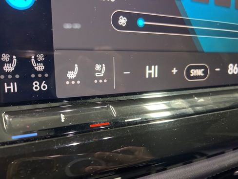 Used 2025 Volkswagen Atlas Cross Sport SE image 32