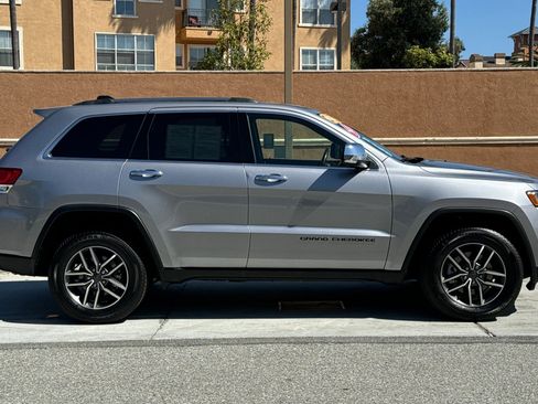Certified 2021 Jeep Grand Cherokee Limited w/ Luxury Group II image 3