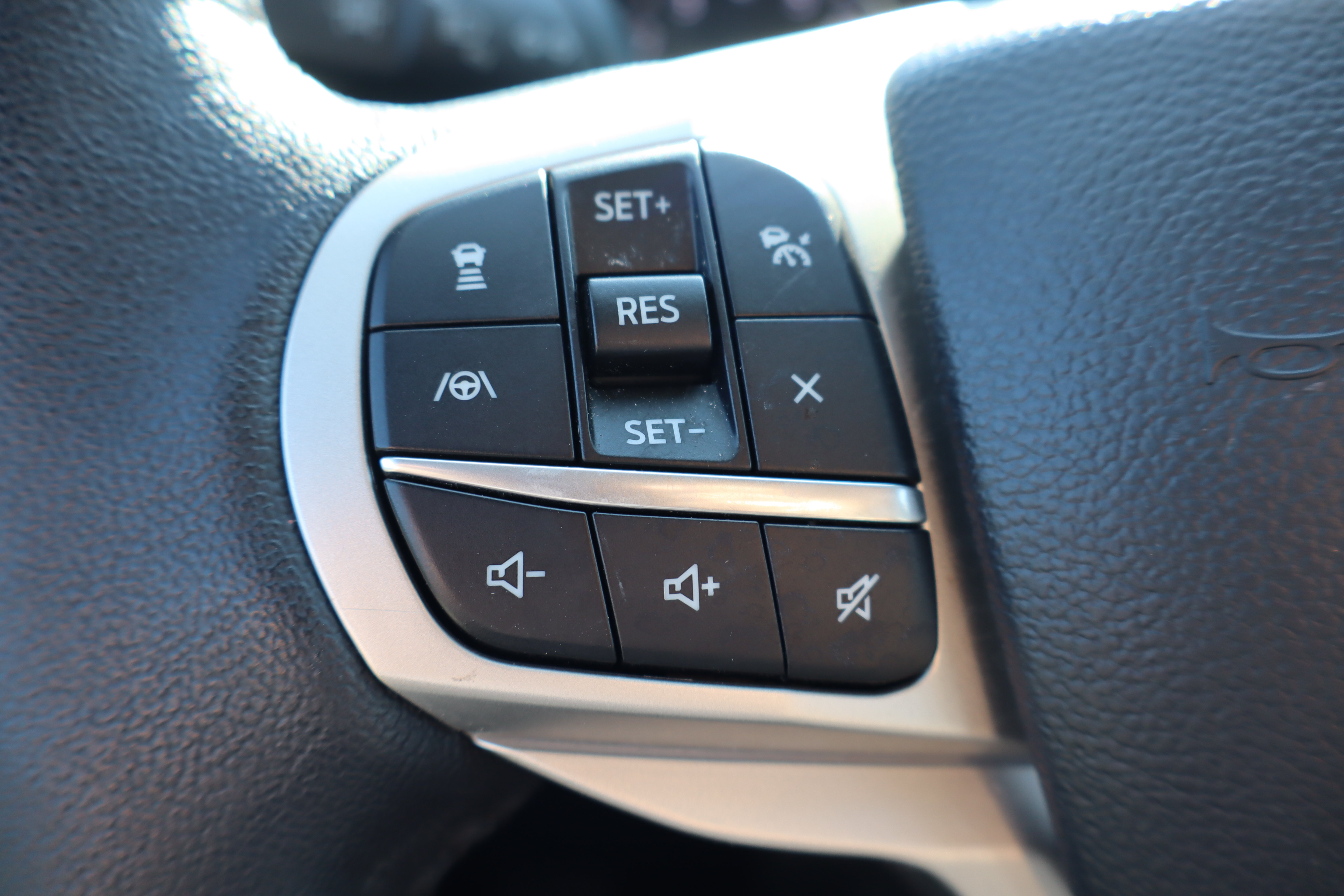 Used 2024 Ford Explorer XLT w/ Equipment Group 202A AWD/4WD image 18
