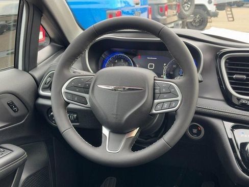 New 2026 Chrysler Pacifica Select image 8