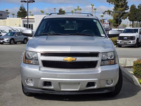 Used 2014 Chevrolet Suburban LT image 2