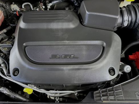 Used 2021 Chrysler Pacifica Touring w/ S Appearance Package FWD image 9