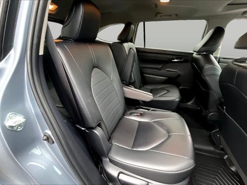 Used 2024 Toyota Highlander XLE FWD image 21