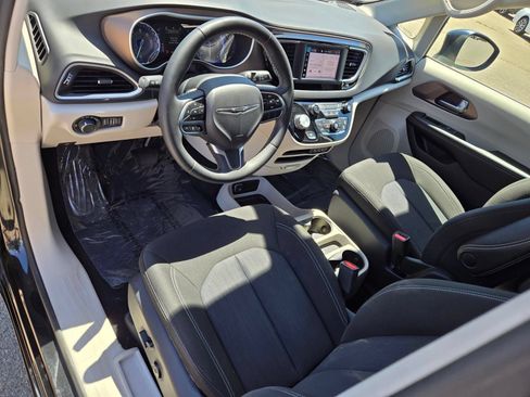 Used 2022 Chrysler Voyager LX FWD image 18