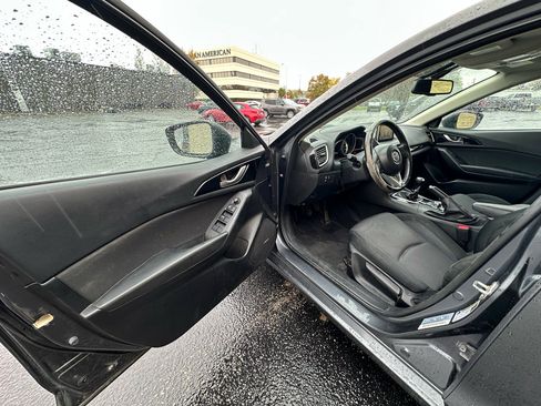 Used 2016 MAZDA MAZDA3 i Touring w/ Popular Equipment Package image 9
