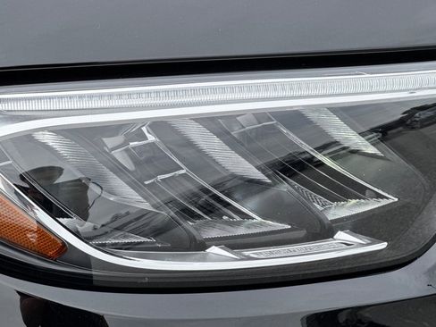 Used 2025 Mercedes-Benz GLC 300 4MATIC image 10