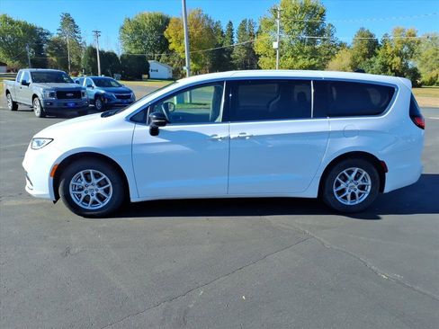 Used 2024 Chrysler Pacifica Touring-L image 2