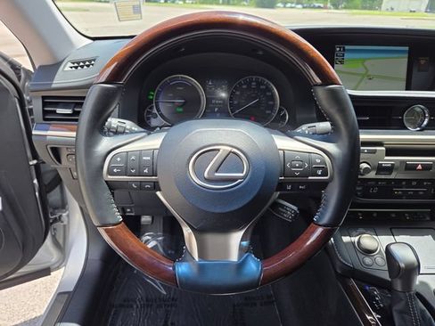 Used 2017 Lexus ES 300h w/ Luxury Package FWD image 27