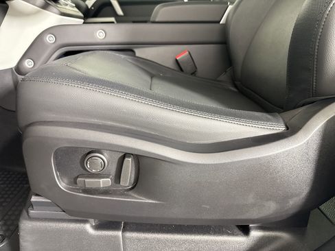 Used 2024 Land Rover Defender 90 X-Dynamic SE image 12