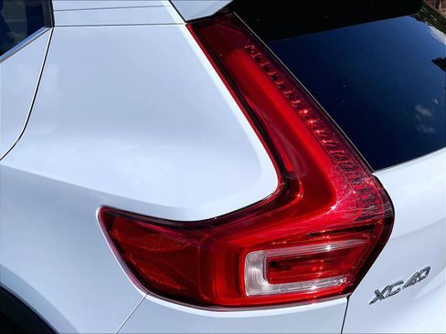 Used 2025 Volvo XC40 B5 Plus image 32