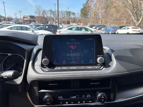 Used 2025 Nissan Rogue SV FWD image 21