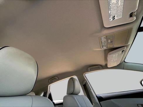 Used 2011 Toyota Venza w/ Leather Pkg FWD image 13