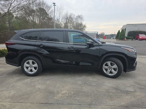 Used 2024 Toyota Highlander LE image 6