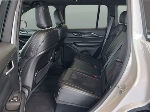 Used 2023 Jeep Grand Cherokee Altitude AWD/4WD image 17