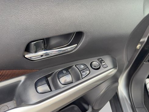 Used 2018 Nissan Kicks SR FWD image 11