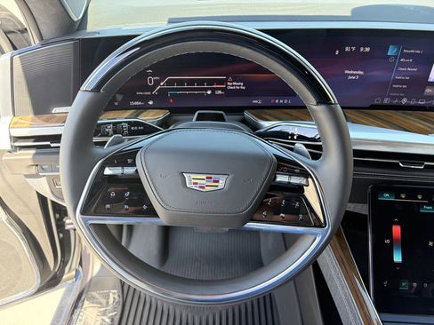 Certified 2026 Cadillac Escalade ESV Platinum Luxury w/ LPO, Radiant Package AWD/4WD image 24