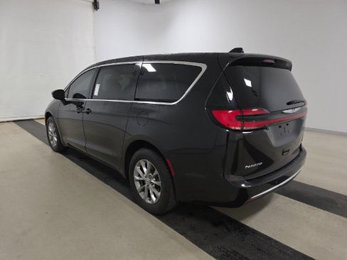 Used 2023 Chrysler Pacifica Touring-L w/ Uconnect Theater Family Group AWD/4WD image 4
