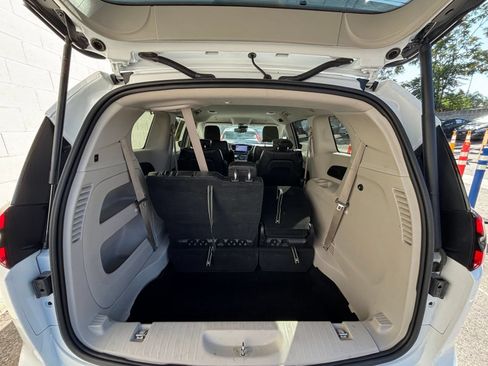 Used 2023 Chrysler Pacifica Touring-L FWD image 34