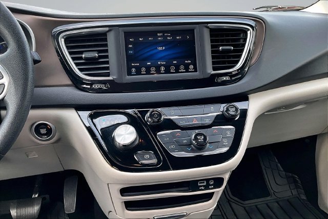Used 2020 Chrysler Voyager L FWD image 8