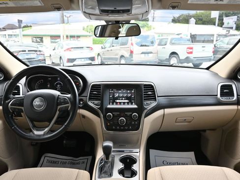 Used 2019 Jeep Grand Cherokee Laredo AWD/4WD image 2