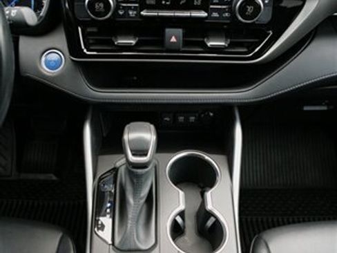 Used 2021 Toyota Highlander XLE image 23