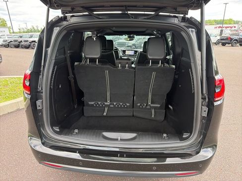 Used 2024 Chrysler Pacifica Premium FWD image 18