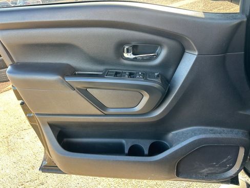 Used 2019 Nissan Titan SV w/ SV Convenience Package image 6