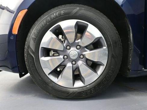 Used 2018 Chrysler Pacifica Limited w/ Advanced Safetytec Group FWD image 17