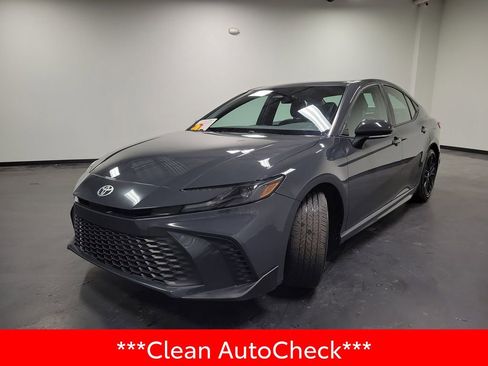 Used 2025 Toyota Camry SE image 4