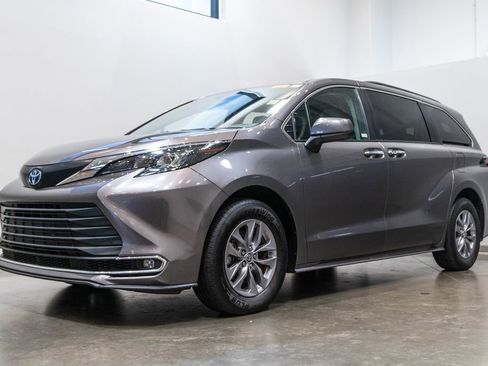 Certified 2024 Toyota Sienna XLE FWD image 3