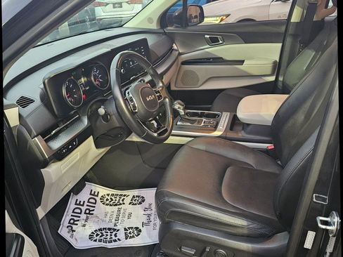 Used 2022 Kia Carnival LX image 6