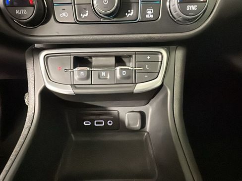 Used 2024 GMC Terrain SLT w/ Elevation Edition FWD image 23