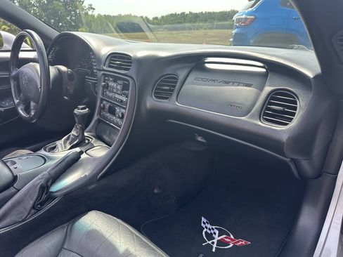 Used 2001 Chevrolet Corvette Convertible w/ Preferred Equipment Group2 RWD image 19