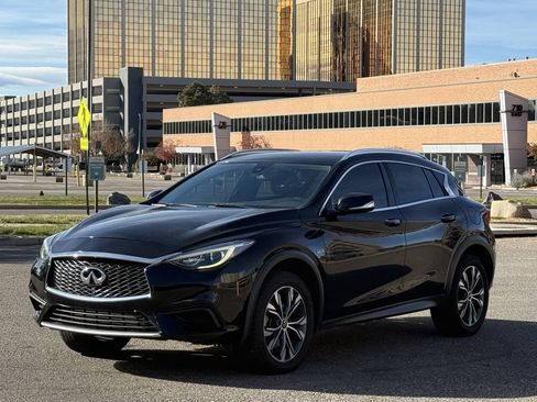 Used 2017 INFINITI QX30 AWD image 1