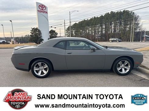 Used 2018 Dodge Challenger SXT image 2