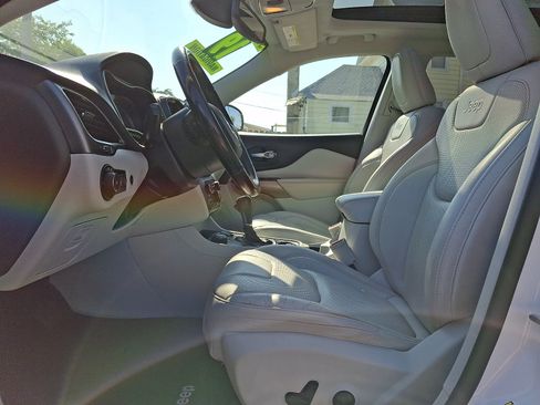 Used 2019 Jeep Cherokee Limited w/ Luxury Group AWD/4WD image 13