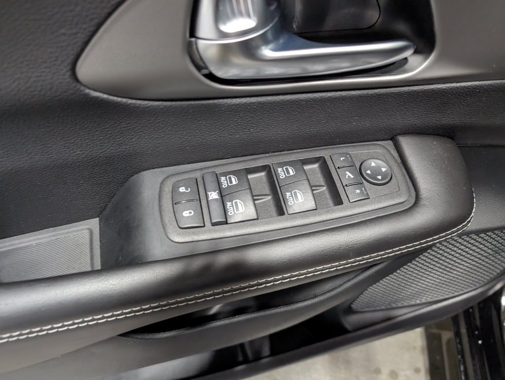 Used 2027 Chrysler Pacifica Limited FWD image 15