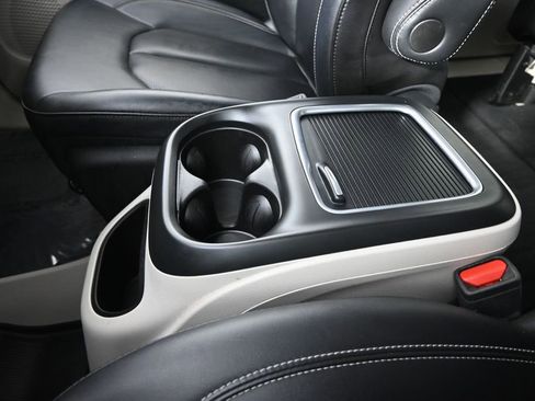 Used 2024 Chrysler Pacifica Touring-L FWD image 34