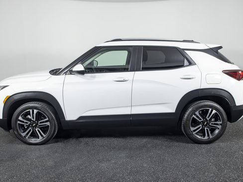 Used 2023 Chevrolet TrailBlazer LT w/ Convenience Package FWD image 2