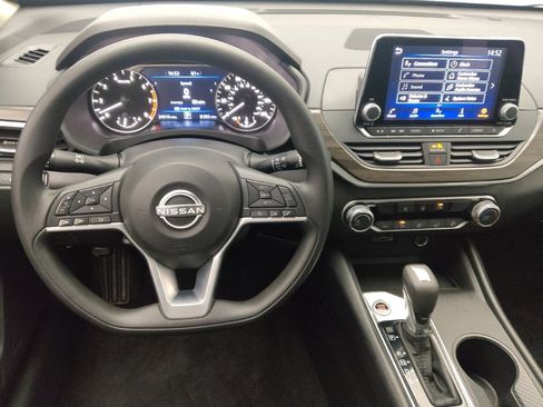 Used 2025 Nissan Altima 2.5 SV FWD image 22