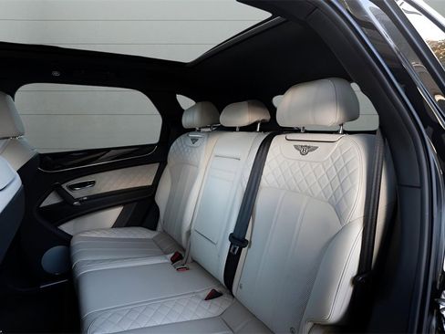 Used 2017 Bentley Bentayga image 29