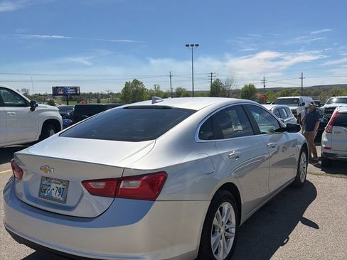 Used 2017 Chevrolet Malibu LT image 10