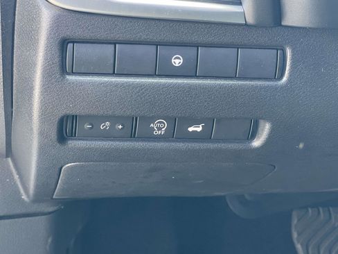 Used 2025 Nissan Rogue SV FWD image 18