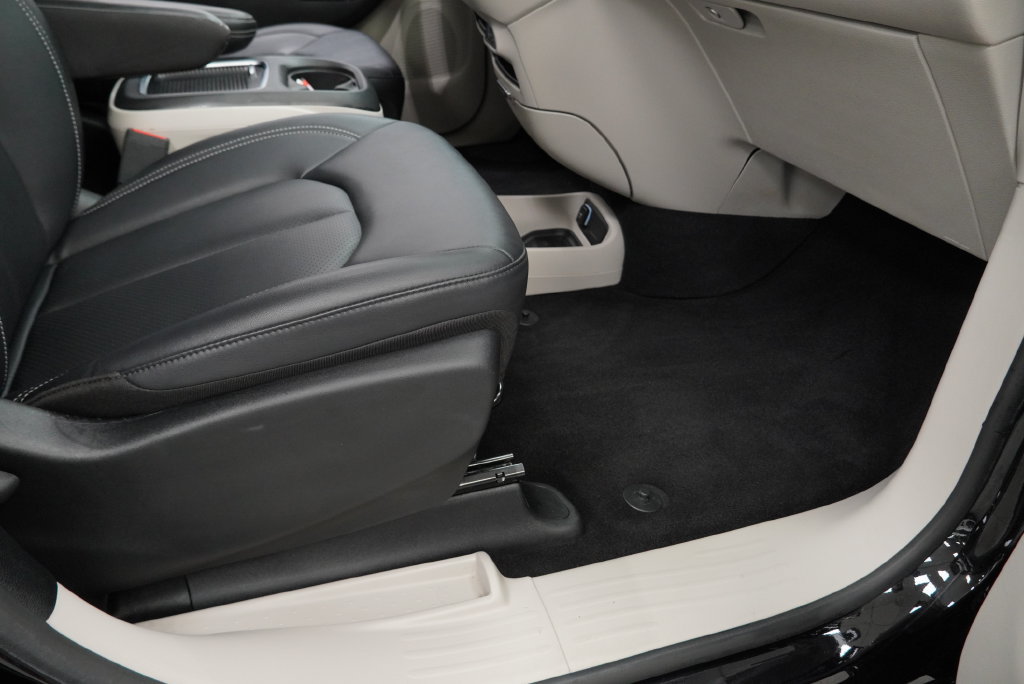Certified 2024 Chrysler Pacifica Touring-L FWD image 49
