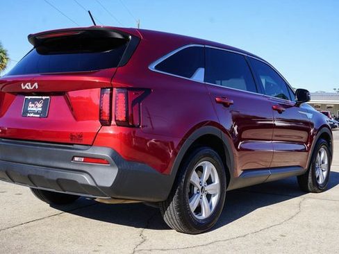 Used 2023 Kia Sorento LX image 4