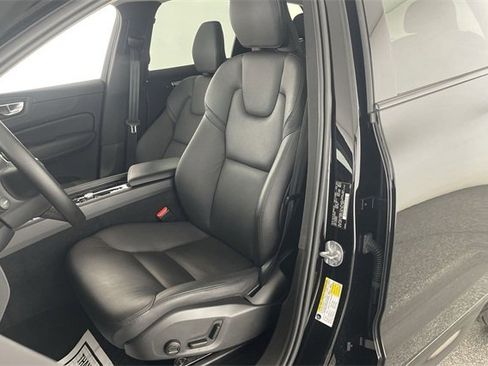Used 2023 Volvo XC60 B5 Plus image 34
