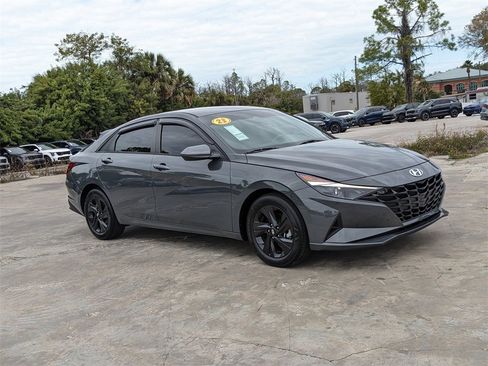 Used 2023 Hyundai Elantra SEL image 3